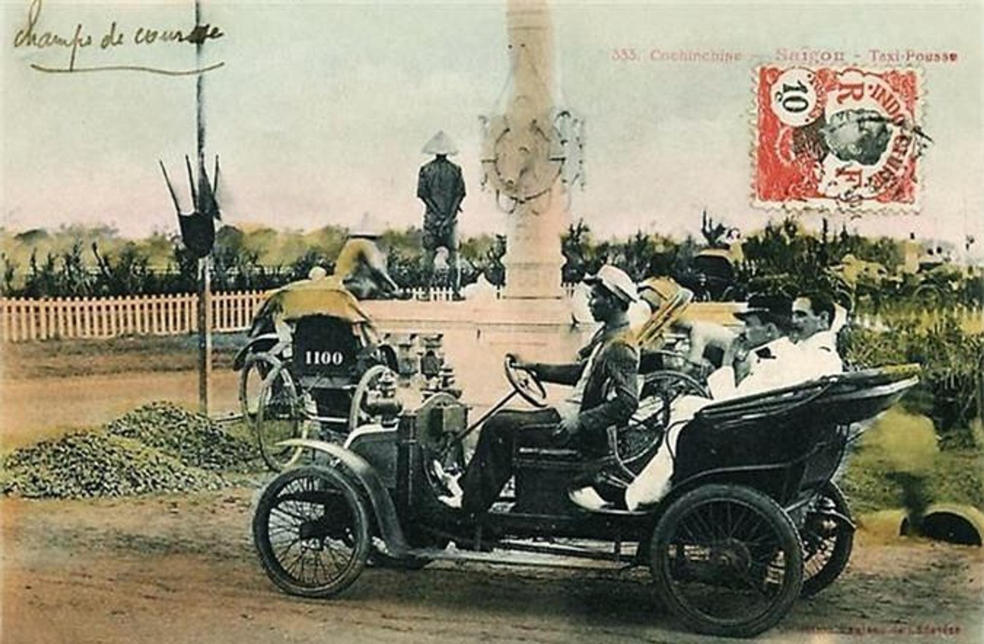 Xe chở khách năm 1912 chạy ngang tháp đồng hồ.jpeg
