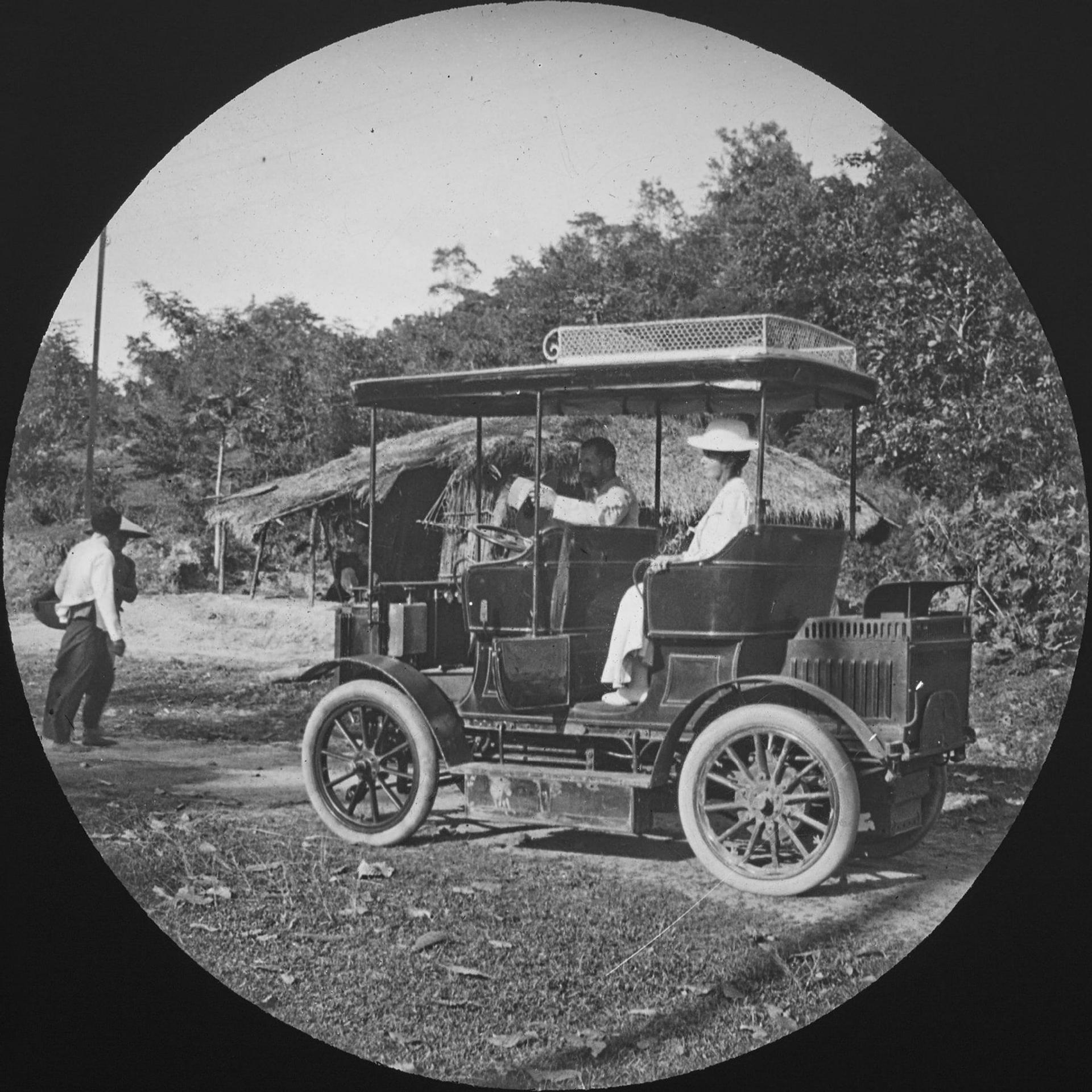 Bà Gabrielle Vassal ngồi trên xe hơi ở Nha Trang (ảnh chụp 1904-1907)