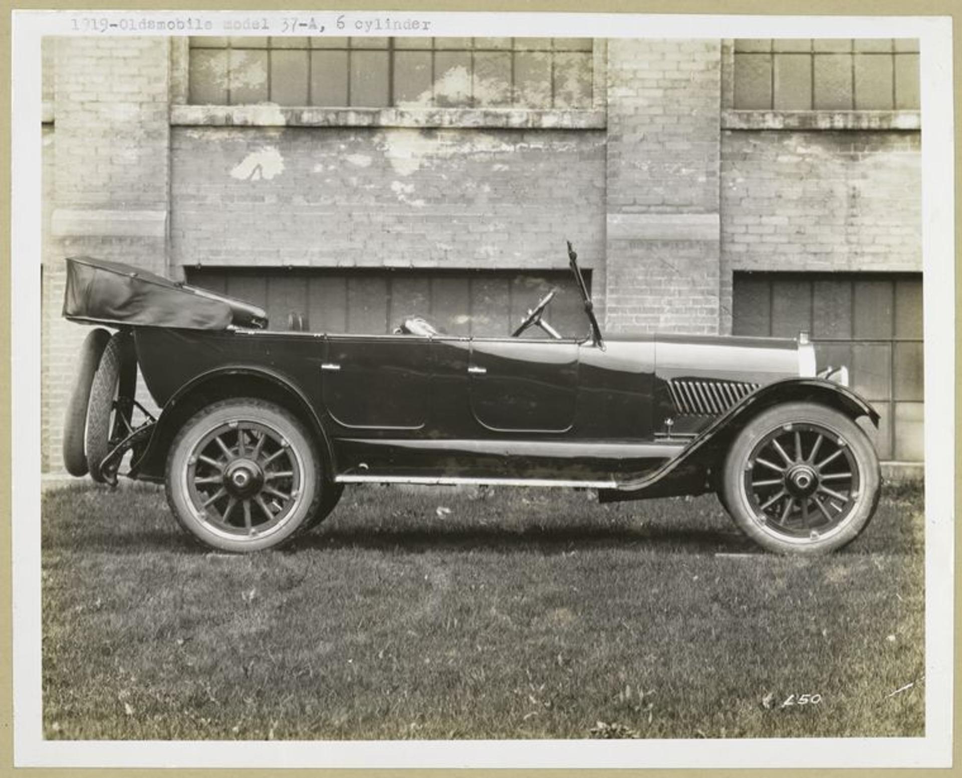 1919_Oldsmobile_Model_37.jpeg
