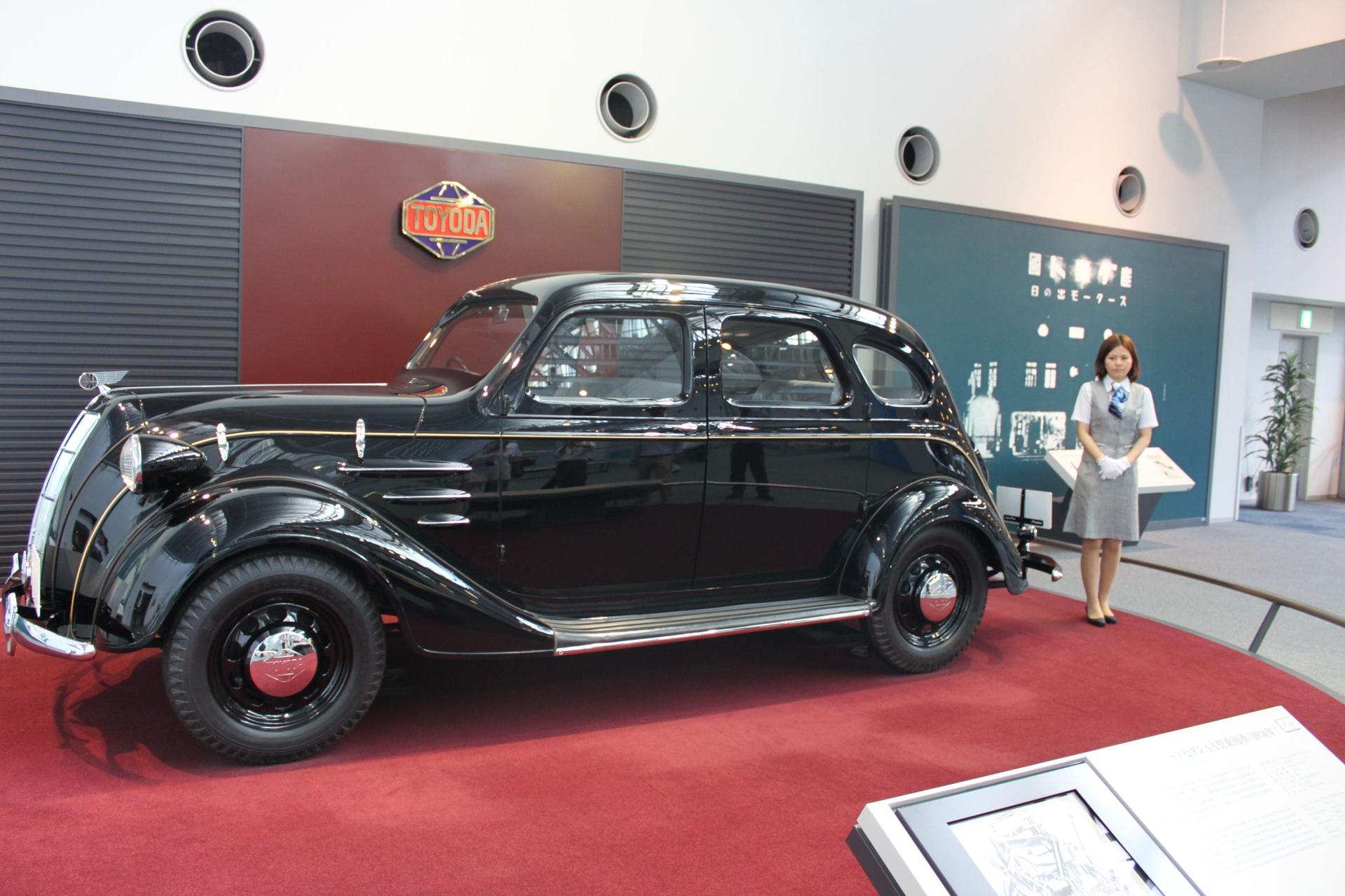 Toyoda_Standard_Sedan_AA_1936_Bertel_Schmitt.jpg